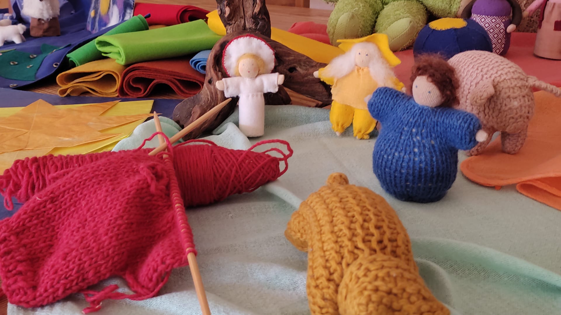 Muñequitos de lana de la escuela infantil grimm