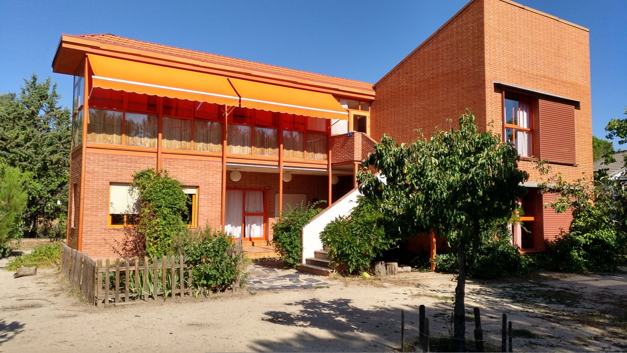 Vista exterior de la Escuela Waldorf Grimm a plena luz del dia