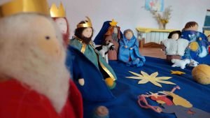 Muñecos de fieltros de la escuela waldorf grimm representando a Maria, Jose, reyes magos de oriente, pastorcillos y animalillos