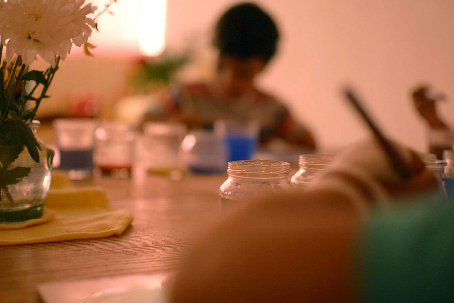 Dos niños pintando acuarela en la escuela waldorf grimm