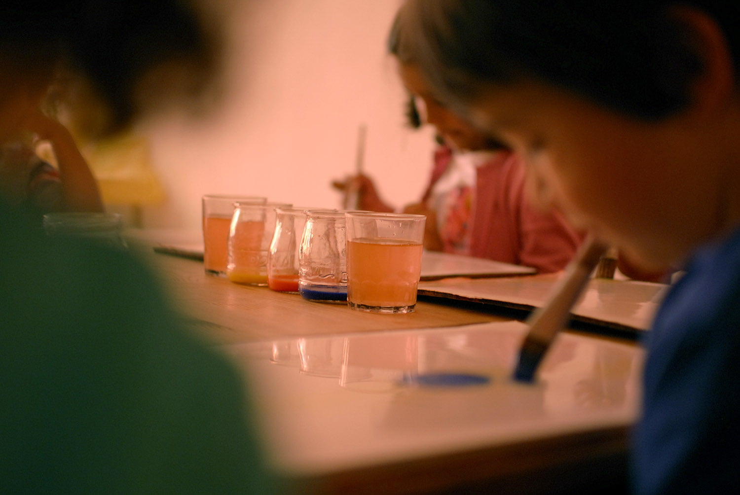 Dos niños pintando acuarela en la escuela waldorf grimm