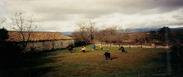 Niños jugando en el Jardin de infancia Hermanos Grimm