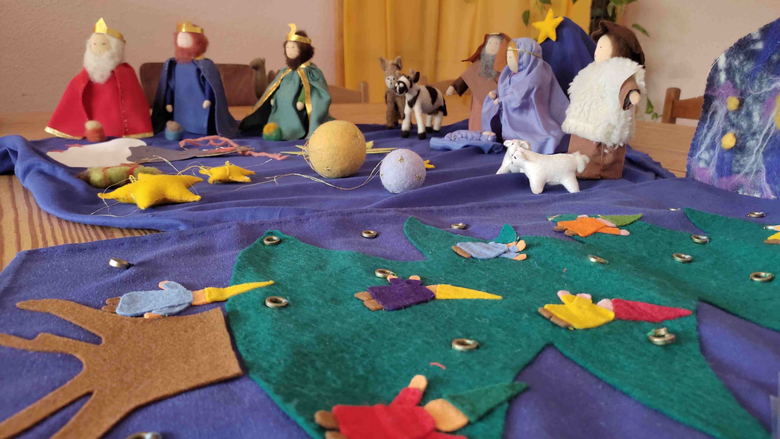 Muñecos de fieltros de la escuela waldorf grimm representando a Maria, Jose, reyes magos de oriente, pastorcillos y animalillos