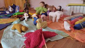 Madeja de lanas diferentes colores y varios muñecos de fieltro y lana. Caballito, patito, gallinita, gatito
