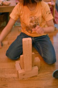 Niños jugando con bloques de madera a construir