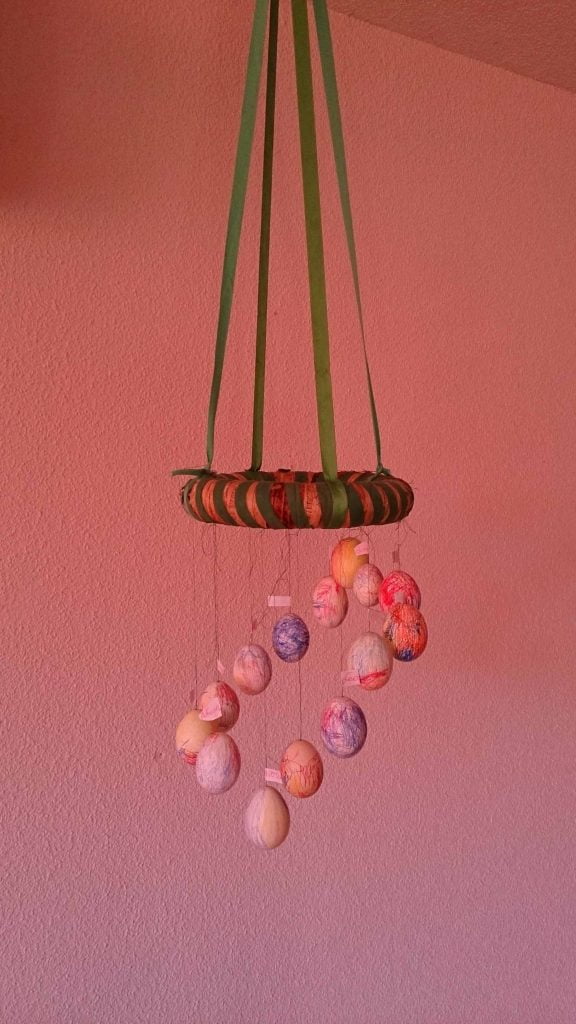 Corona de huevos de pascua coloreados por todos los niños de la clase