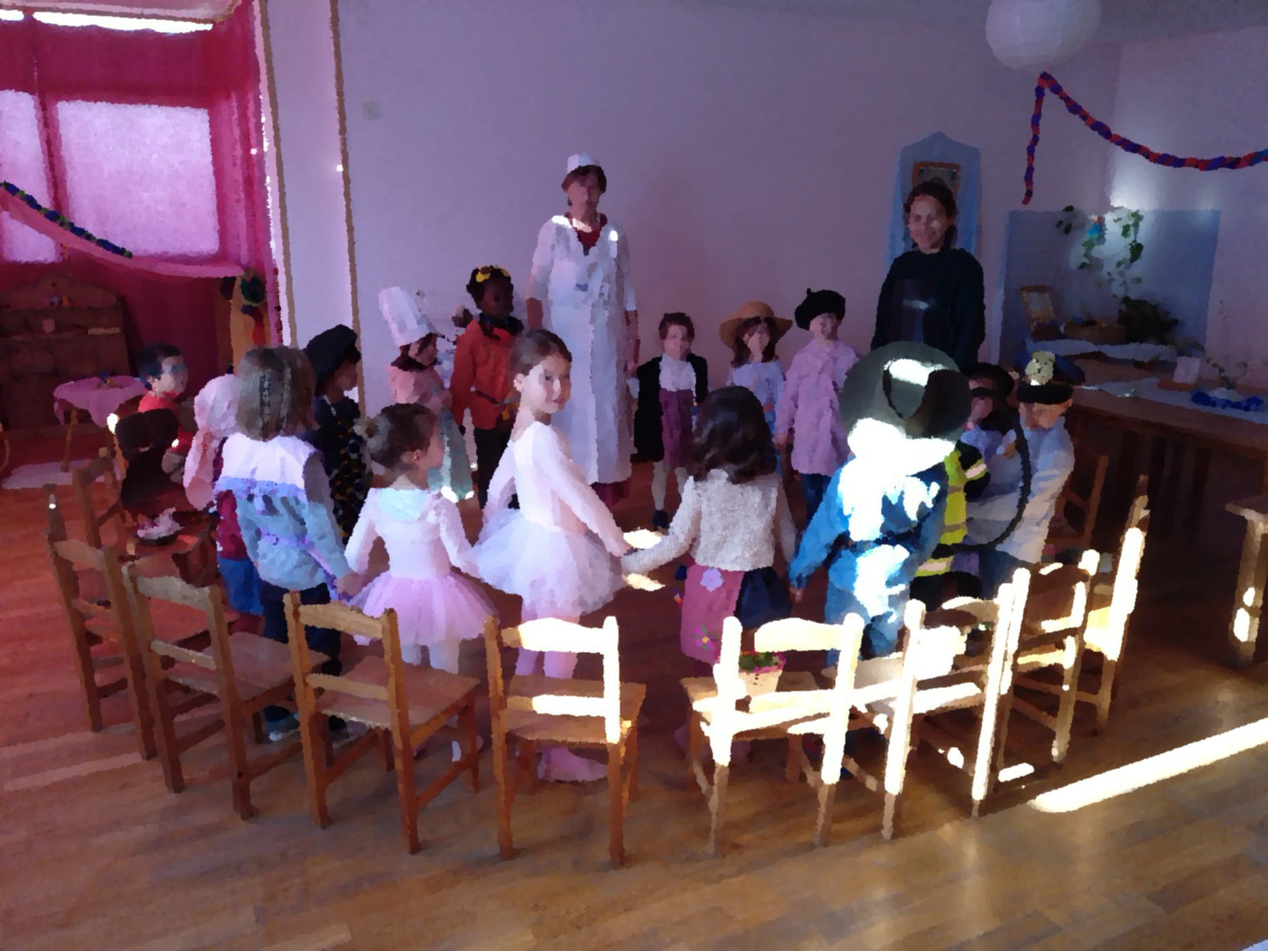 Corro del carnaval con los niños disfrazados de profesiones en la escuela infantil grimm