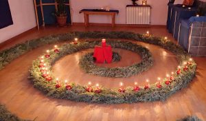 Espiral hecha con arizonica y abeto con velas encendidas en el aula de la escuela infantil waldorf grimm