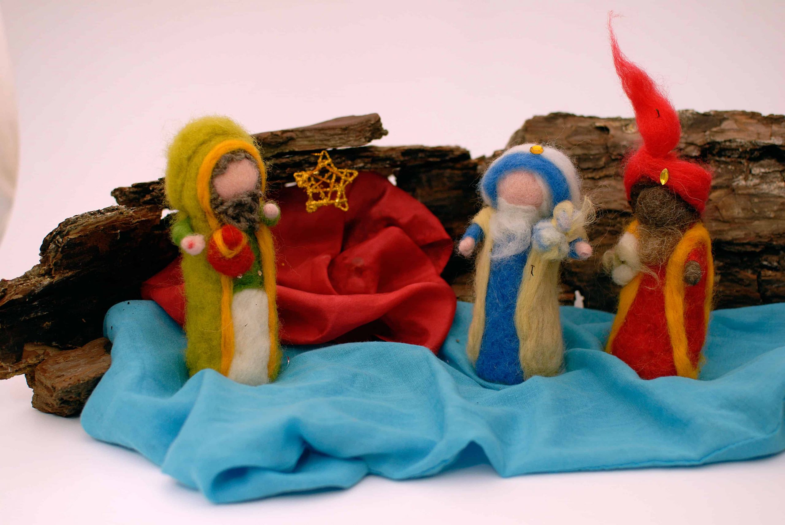 Magos de oriente hechos con lana cardada de colores