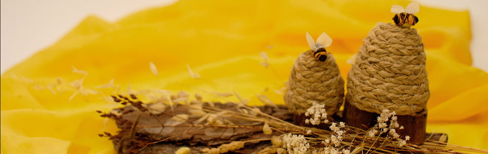 Colmenas de abeja realizadas con fieltro de lana que representa la llegada del verano