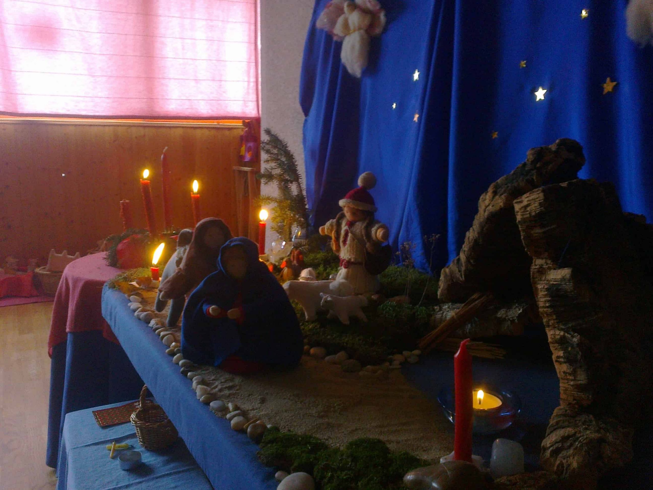 Mesa de estacion con Maria y Jose yendo al pesebre en Belen